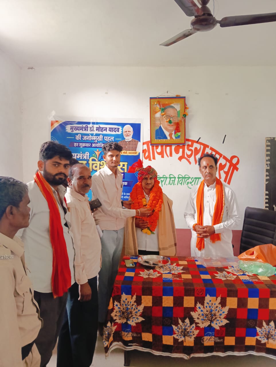 सचिव शाहिद अली की विदाई में भावुक हुए ग्रामीण, मुड़रा रतनसी में सम्मान के साथ दी गई विदाई