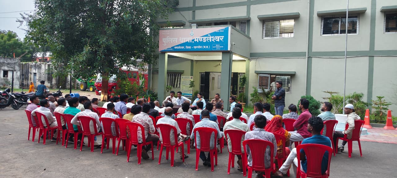 Mandleshwar : त्योहारों में शांति और पर्यावरण संरक्षण पर जोर, तेज आवाज में डीजे बजा तो होगी जब्ती
