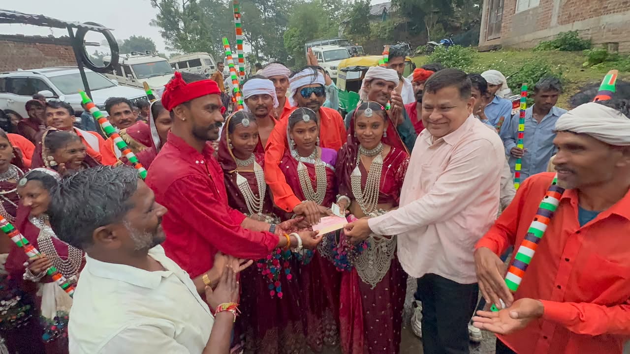 बांसुरी की मधुर धुन से जीवंत हुई आदिवासी संस्कृति, महेश पटेल ने ग्रामीणों के बीच बजाई पारंपरिक बांसुरी