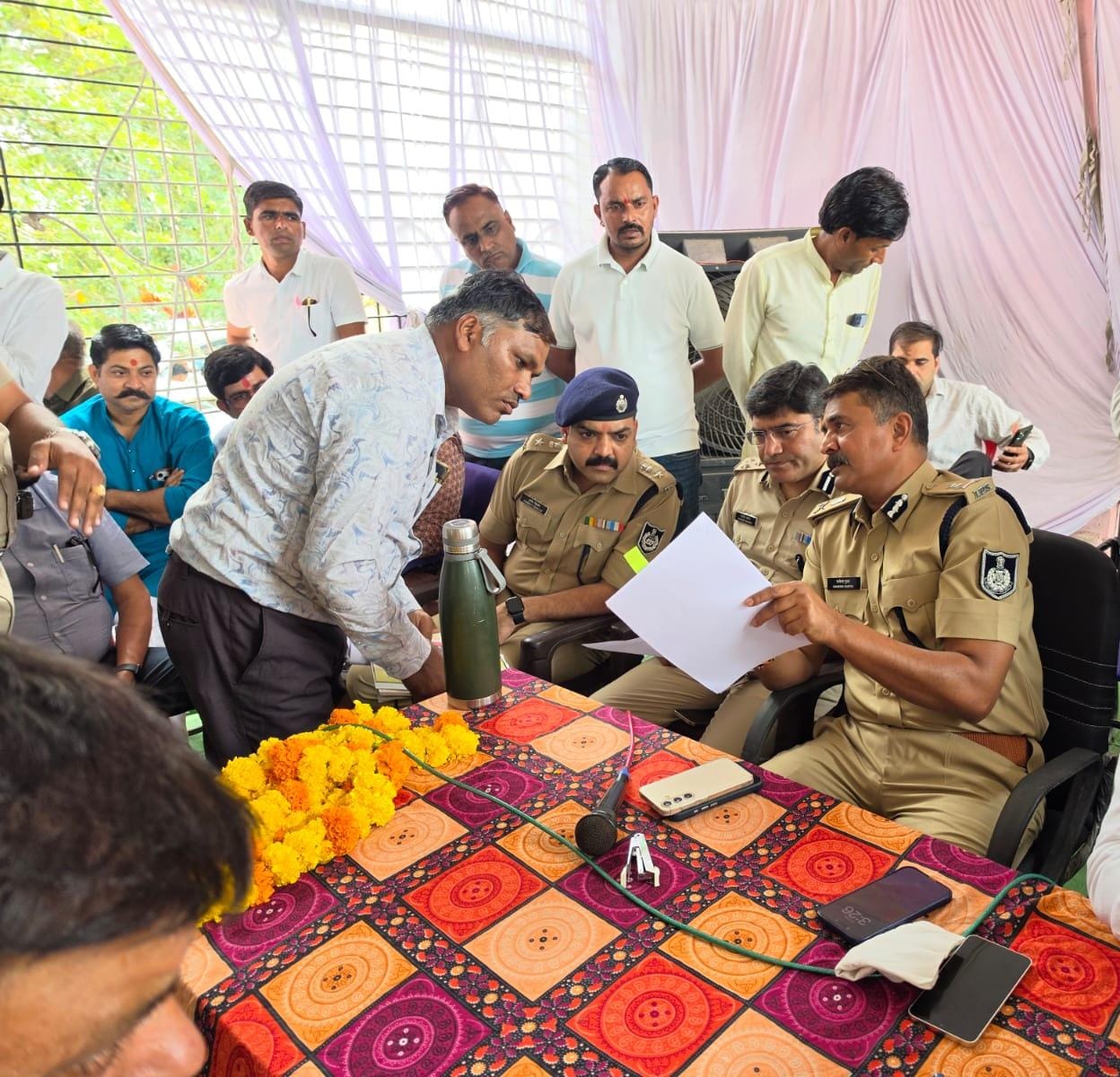 देवास में जन विश्वास अभियान: ADG राकेश गुप्ता और DIG नवनीत भसीन ने टोंक खुर्द से बेराखेड़ी नाका तक लिया जायजा