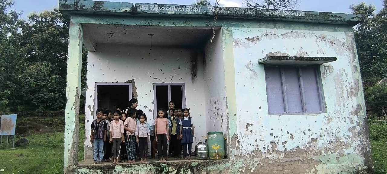 बम्हौरी : जर्जर स्कूल बंद, वन नाका में पढ़ रहे 35 बच्चे; यहां भी न बिजली, न पंखे
