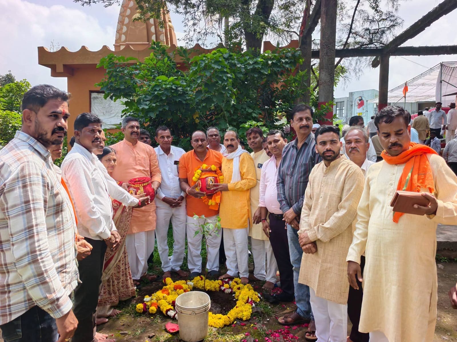 “मांडव में माटी कलश यात्रा का भव्य समापन, दादा गुरु के सानिध्य में जुटे भाजपा पदाधिकारी”