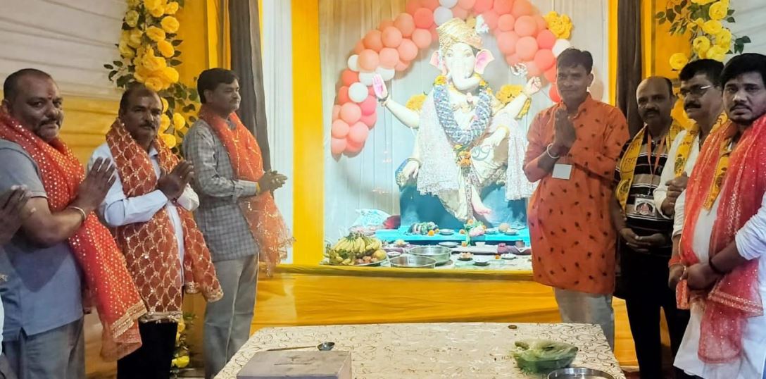 सिलवानी में मां बिजासन कांच मंदिर परिसर में गणेश महाआरती, भगवान को अर्पित किया छप्पन भोग