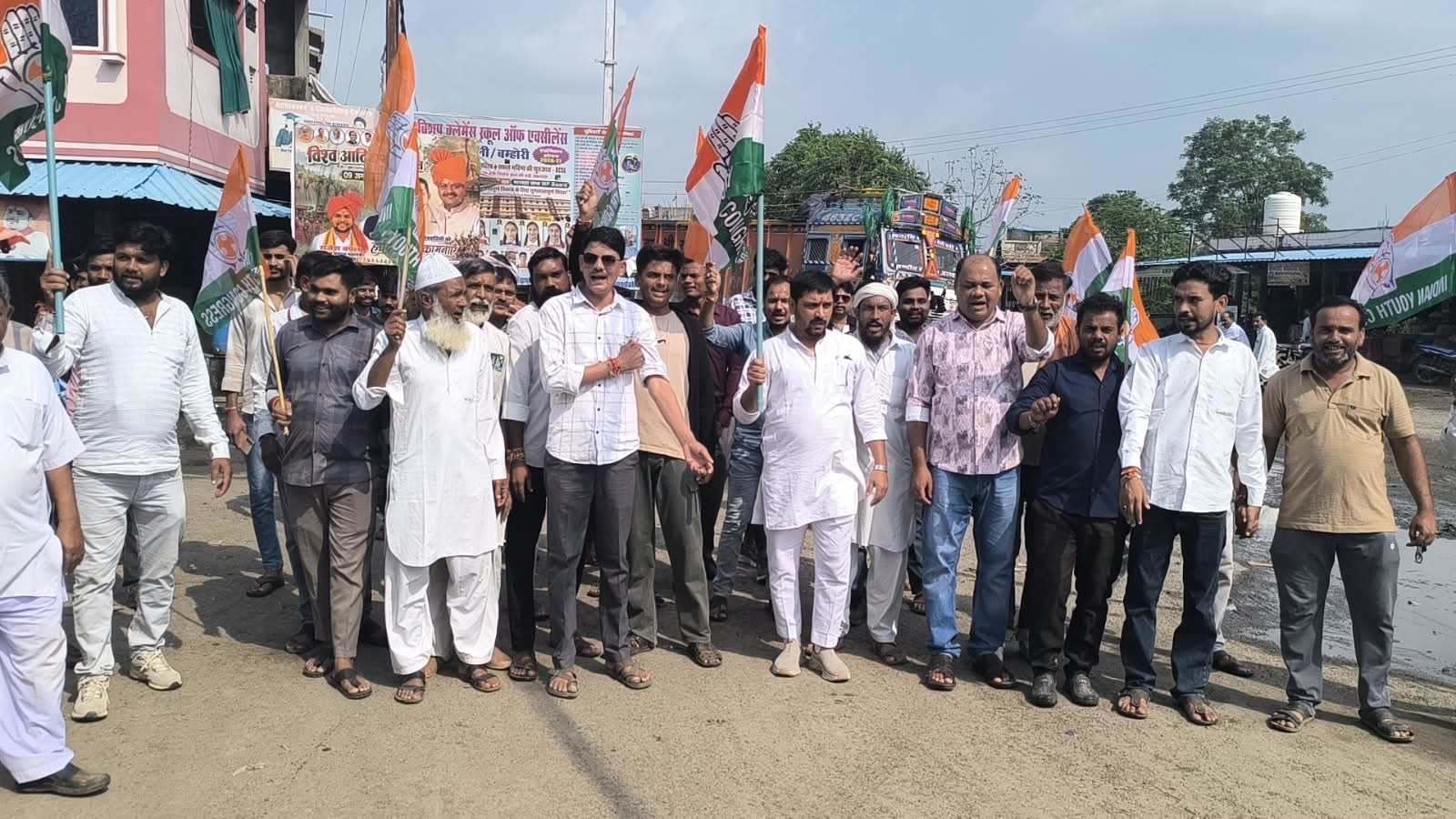 जहरीली शराब से मौतों के विरोध में बम्होरी में कांग्रेस का प्रदर्शन
