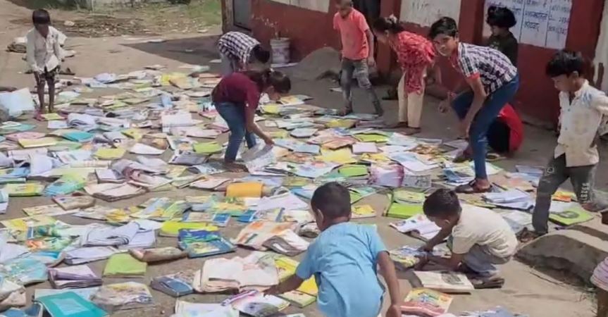 धार के सरकारी स्कूल में लापरवाही: बारिश में भीगी बच्चों की किताबें, धूप में सुखाते नजर आए विद्यार्थी