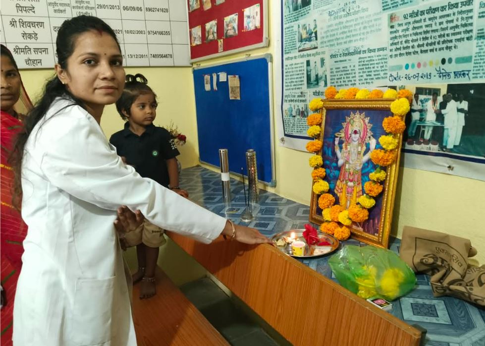 पथराड़ में राष्ट्रीय आयुर्वेद दिवस पर आयुष शिविर, 46 ग्रामीणों और विद्यार्थियों का निःशुल्क स्वास्थ्य परीक्षण