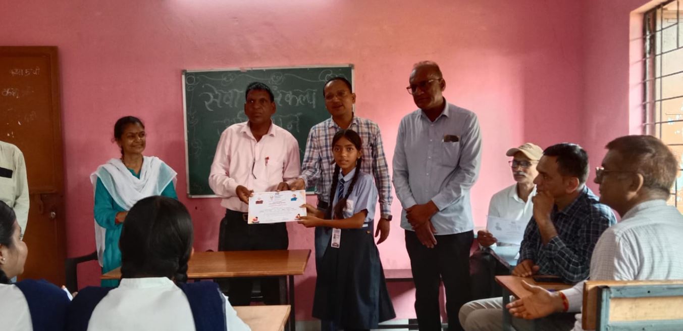 भाषण प्रतियोगिता में आलिया मंसूरी संकुल स्तर पर प्रथम, चित्रकला में द्वितीय