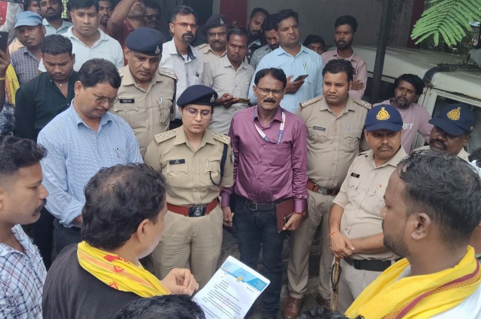 चिचोली में अपराधों पर अंकुश लगाने की मांग को लेकर जयस ने निकाली रैली, प्रशासन को सौंपे ज्ञापन