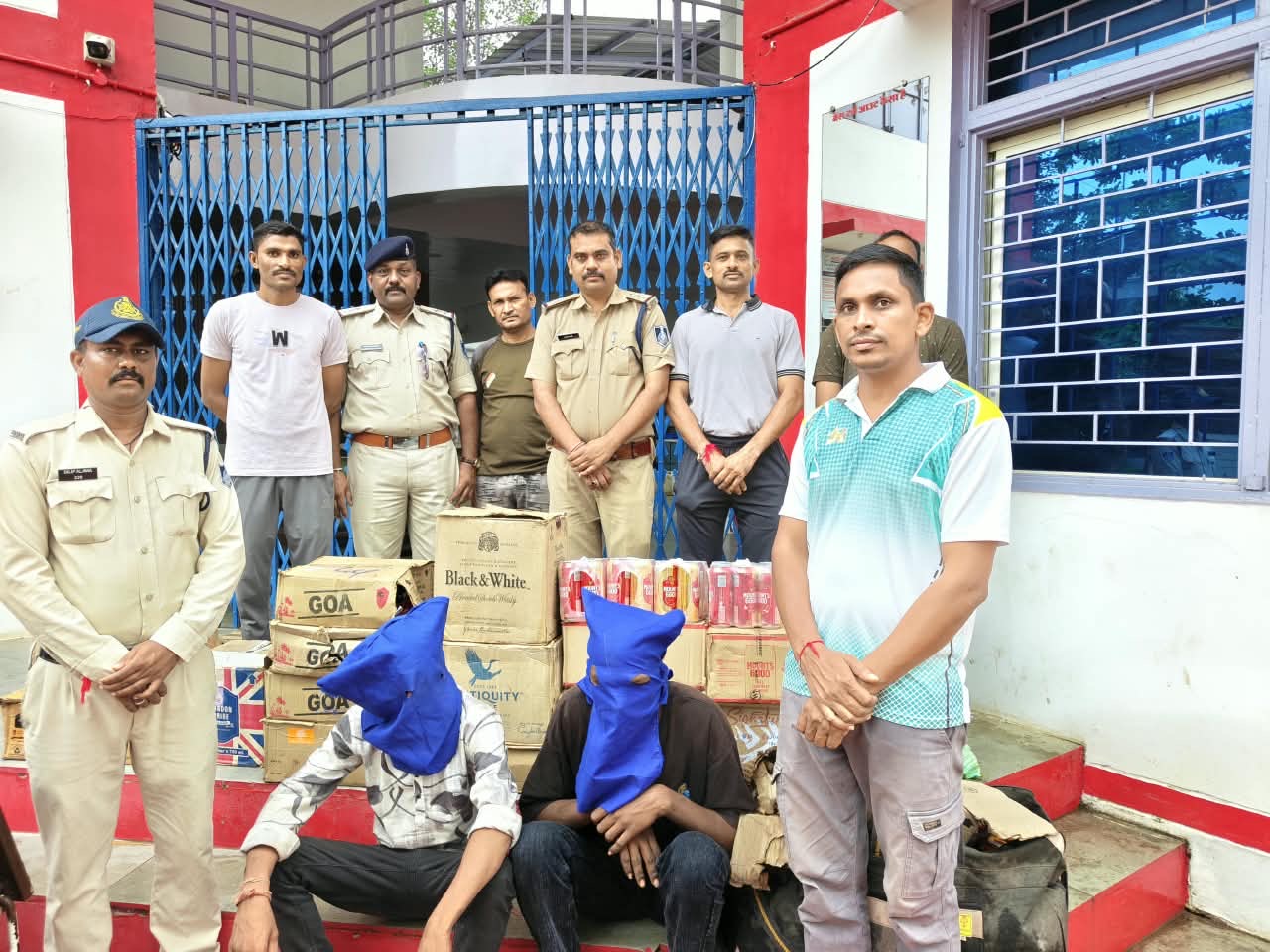 आबकारी विभाग के गोदाम से ही चोरी हो गई ₹2 लाख की शराब, CCTV से पकड़े गए 2 आरोपी