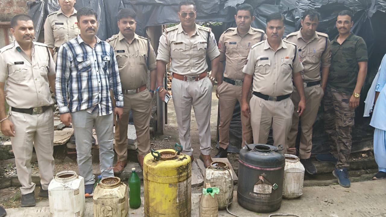 मंदसौर में अवैध शराब पर बड़ा एक्शन, गांव में मिला 200 लीटर महुआ लहान; पुलिस ने मौके पर किया नष्ट