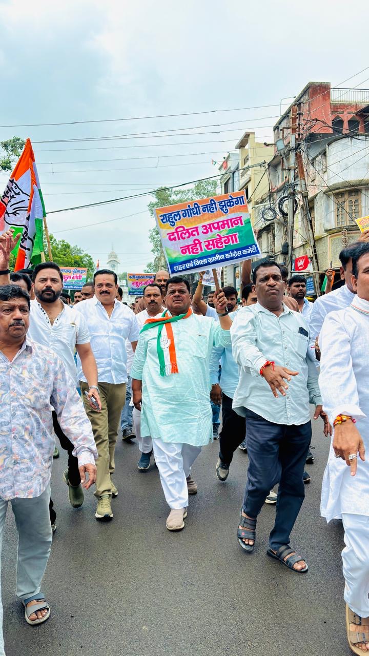 उज्जैन में सड़क पर उतरे सैकड़ों कांग्रेसी, टॉवर चौक से SP ऑफिस तक मार्च; जमकर नारेबाजी