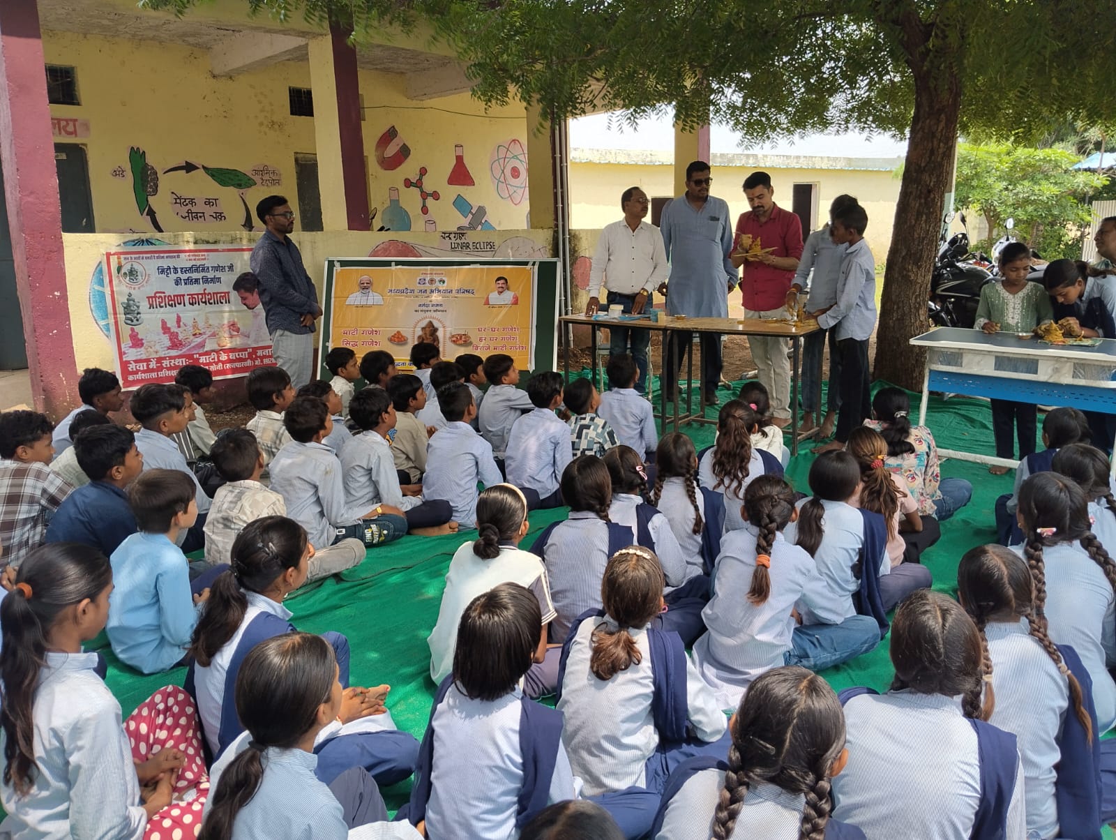 मनावर में अनोखी पहल: बच्चों ने अपने हाथों से बनाए मिट्टी के गणेश, 14 सितंबर तक चलेगा अभियान