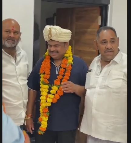 महापौर मुकेश टटवाल के घर पहुंची कांग्रेस, माला पहनाकर और पगड़ी बांधकर किया सम्मान