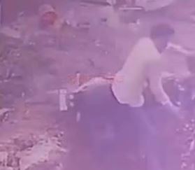 Ujjain में 5 फीट गहरे गड्ढे में बाइक समेत गिरा युवक, लोगों ने बचाई जान; वीडियो वायरल