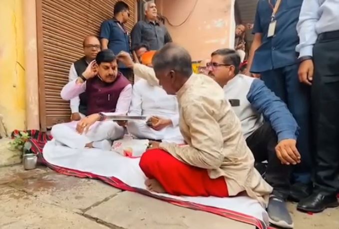 पैतृक आवास का हिस्सा खुद गैंती चलाकर हटाया, CM मोहन यादव ने शुरू कराया सड़क चौड़ीकरण