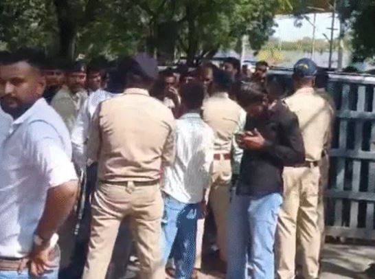 Holkar Science College में फिर आमने-सामने आए करणी सेना और ABVP कार्यकर्ता, पुलिस तैनात