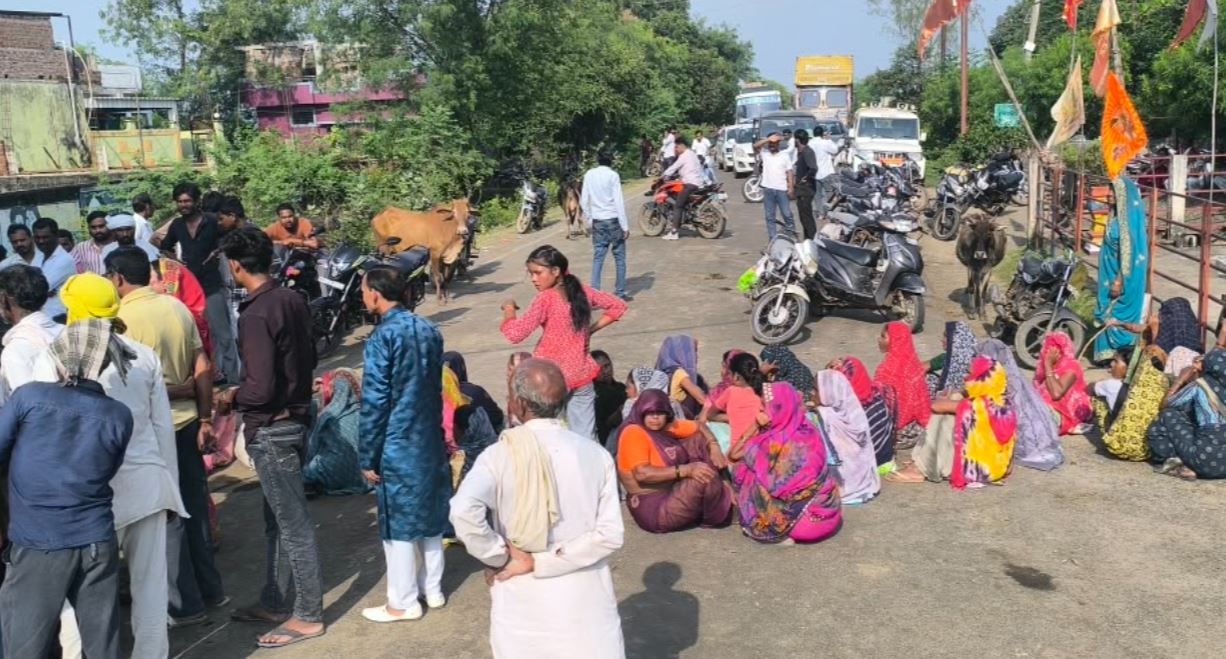 राशन की मांग को लेकर फिर सड़क पर उतरीं महिलाएं, विधायक के आश्वासन पर समाप्त हुआ प्रदर्शन