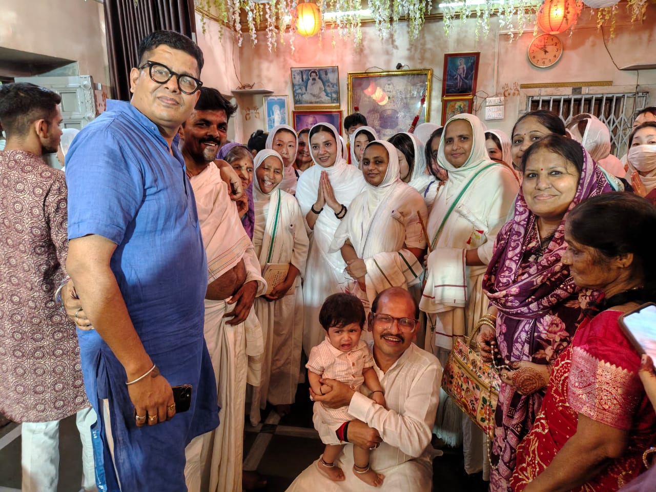 जापानी श्रद्धालुओं ने किए श्री चिंतामणि पार्श्वनाथ मंदिर के दर्शन, धर्मसभा में बताया गुरु का महत्व
