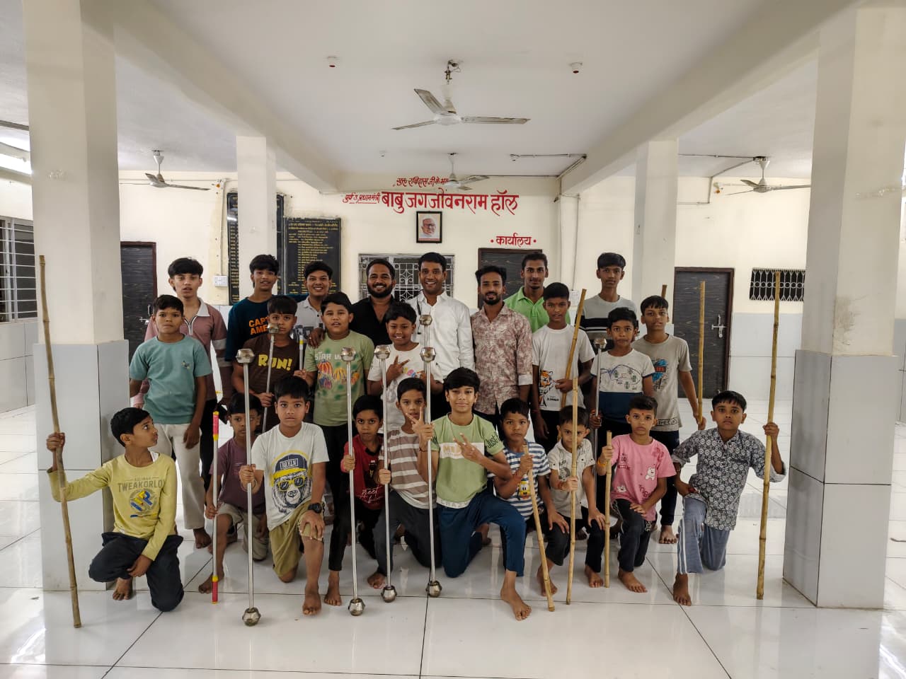 आठ बार प्रथम पुरस्कार जीत चुकी श्री रविदास व्यायामशाला में युवाओं को शस्त्र कला का प्रशिक्षण