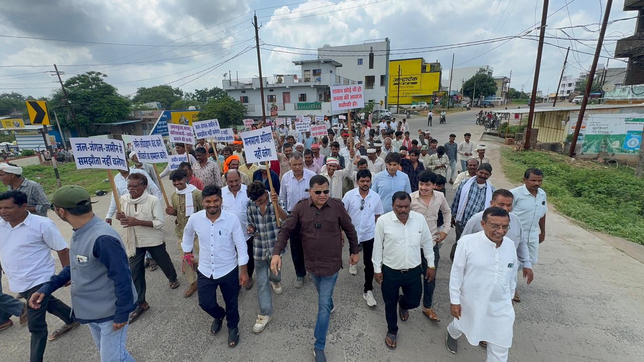 जमीन बचाओ जनसभा में महेश पटेल का भाजपा पर हमला, बोले- भाषण नहीं, कागज और सरकारी आदेश चाहिए