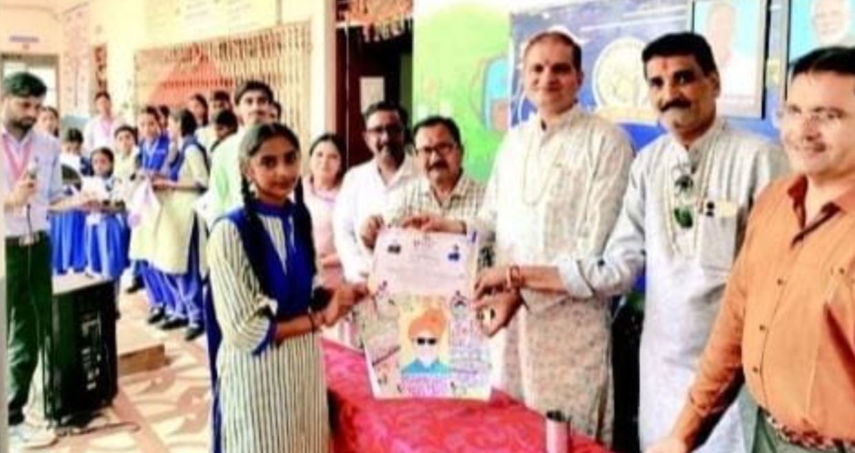 छनेरा के अरिहंत पब्लिक स्कूल में भाषण और चित्रकला प्रतियोगिता के विजेता विद्यार्थी सम्मानित