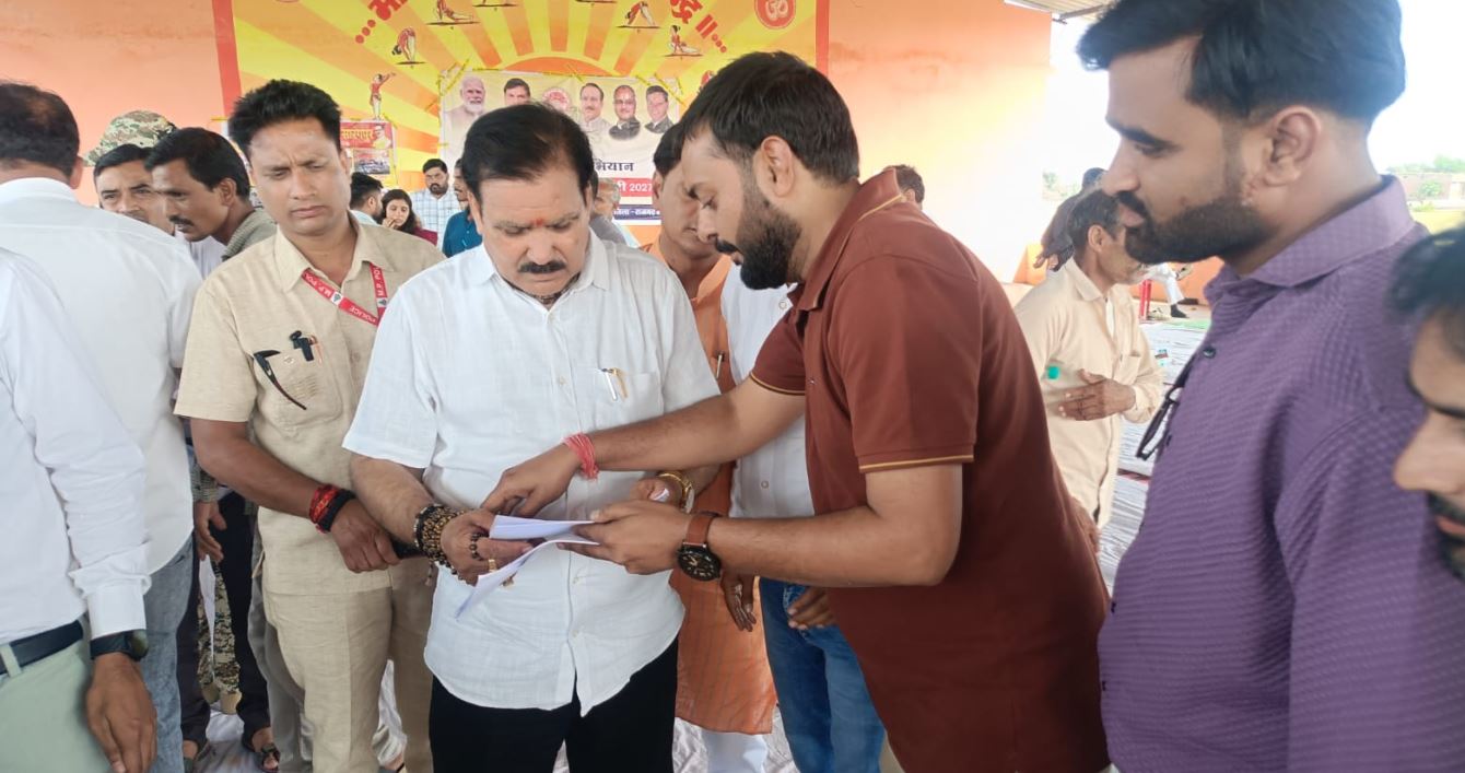 न्यायालय के आदेश का पालन कराने की मांग, पशु चिकित्सकों ने राज्यमंत्री को सौंपा ज्ञापन