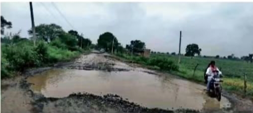 बुढ़नपुर में 350 मीटर सड़क बनी मुसीबत, जलभराव और गहरे गड्ढों से राहगीर परेशान