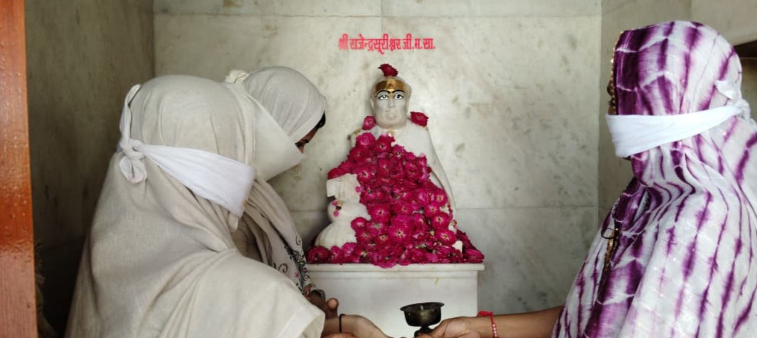 महिदपुर रोड में दादा गुरुदेव राजेंद्र सूरीश्वर जी का महाअभिषेक, 200 दीपकों से हुई आरती
