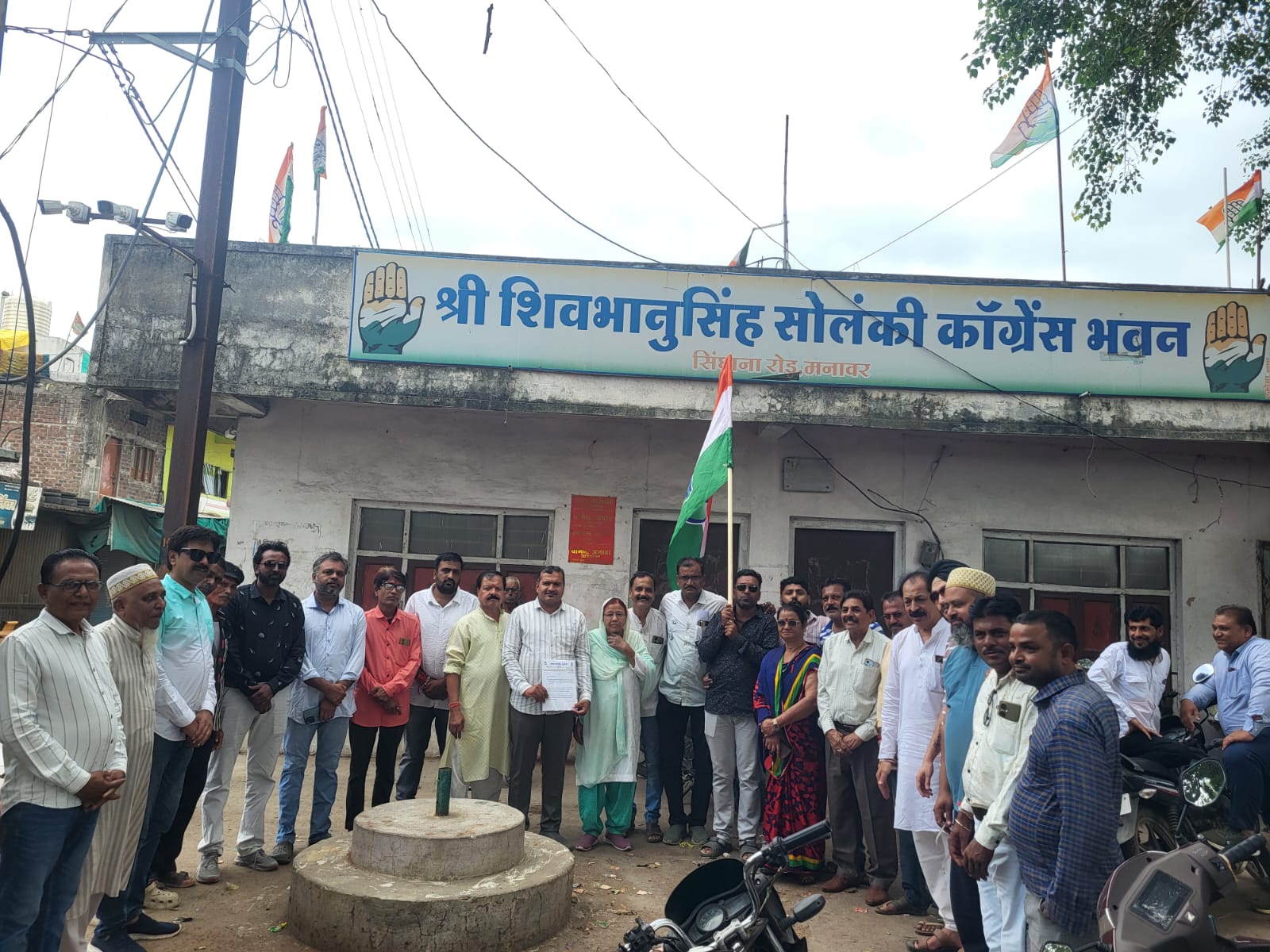 राहुल गांधी के खिलाफ दर्ज प्रकरण को समाप्त करने की मांग, मनावर में कांग्रेस का धरना-प्रदर्शन