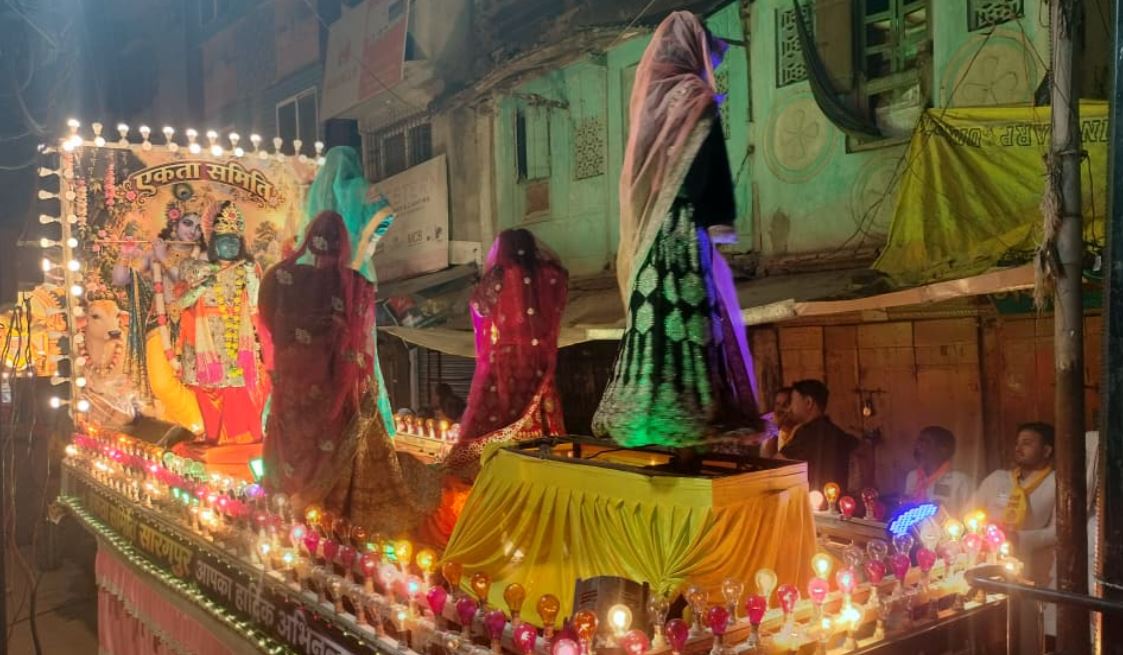 सारंगपुर में पूरी रात निकला झांकियों और अखाड़ों का चल समारोह, कलाकारों का हुआ सम्मान