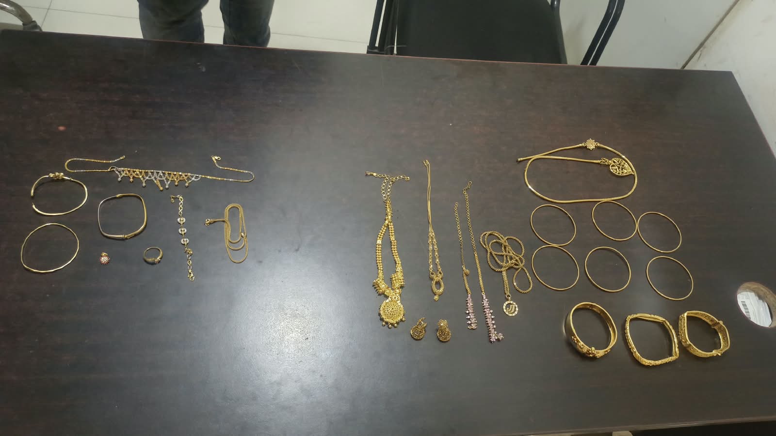 मनावर पुलिस की तमिलनाडु पुलिस के साथ संयुक्त कार्रवाई, 55 लाख रुपये के 385 ग्राम सोने के आभूषण बरामद