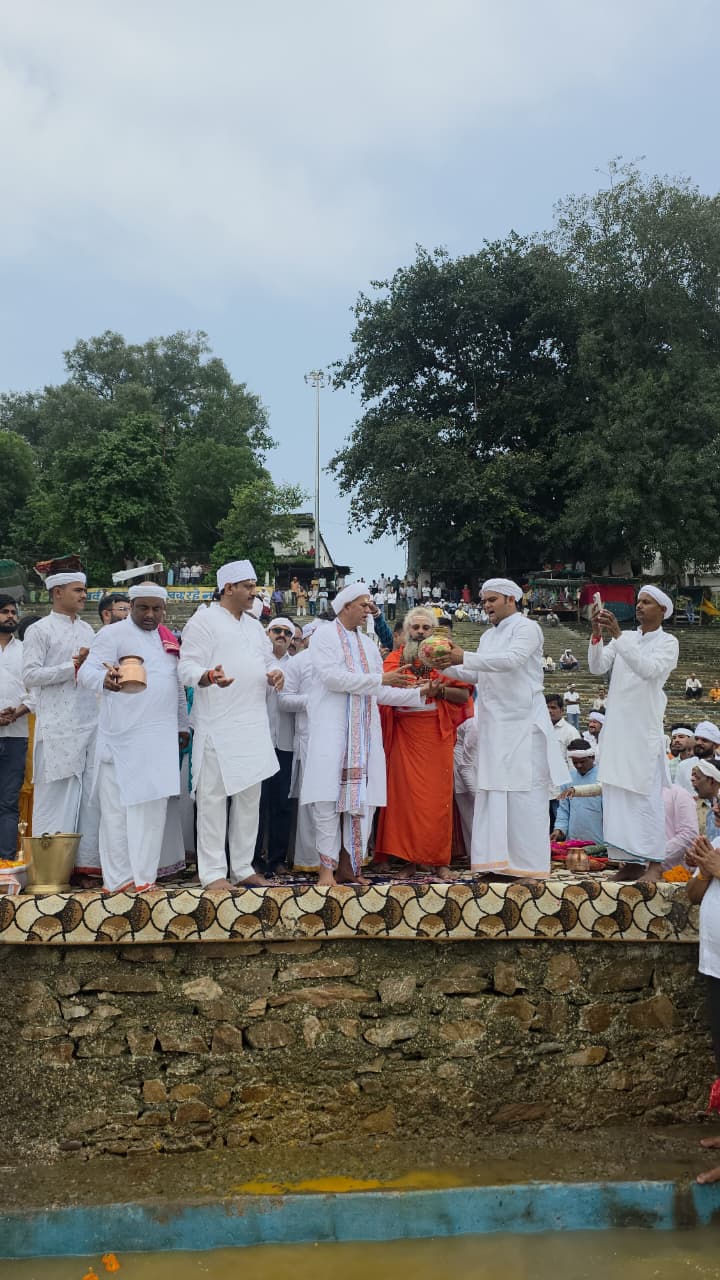 बरमान घाट पर रावतपुरा सरकार ने किया मां नर्मदा का पूजन, श्रद्धापूर्वक अर्पित की चुनरी