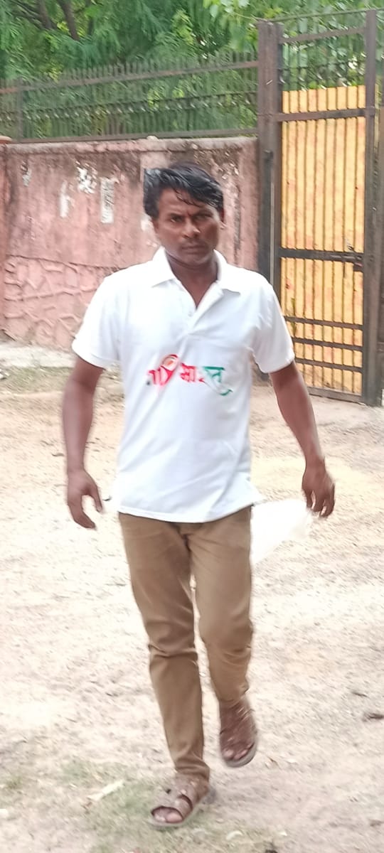 रिक्शा चलाकर जीवनयापन, साथ में पशु-पक्षियों की सेवा कर मिसाल पेश कर रहे संजय कुमार
