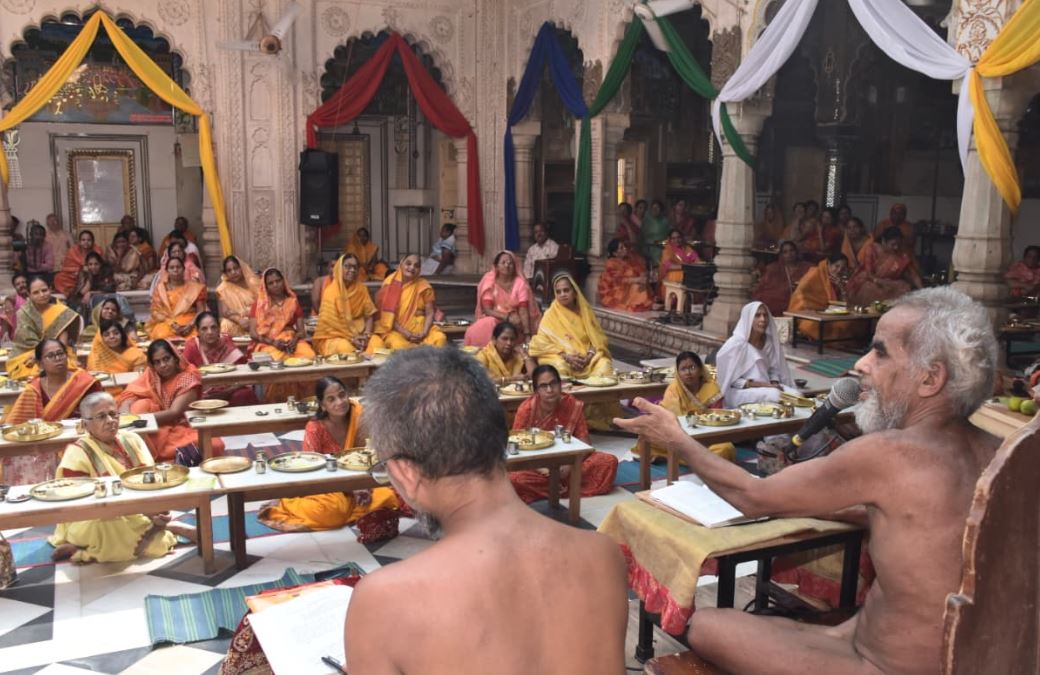 चंपाबाग जैन मंदिर में उत्तम त्याग धर्म की आराधना, पंचामृत अभिषेक और शांतिधारा हुई