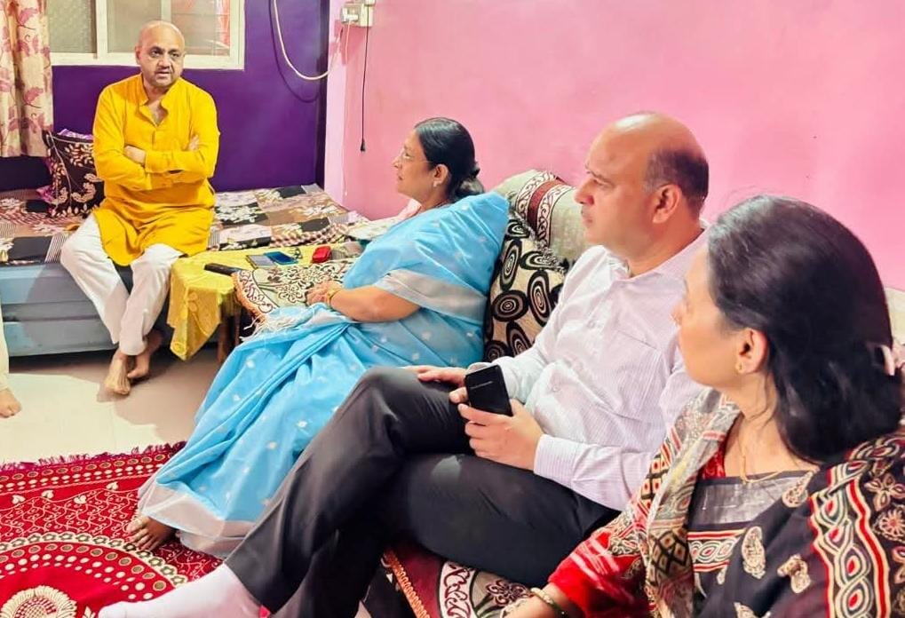 केंद्रीय राज्य मंत्री सावित्री ठाकुर ने त्रिपाठी परिवार के निवास पहुंचकर दी श्रद्धांजलि