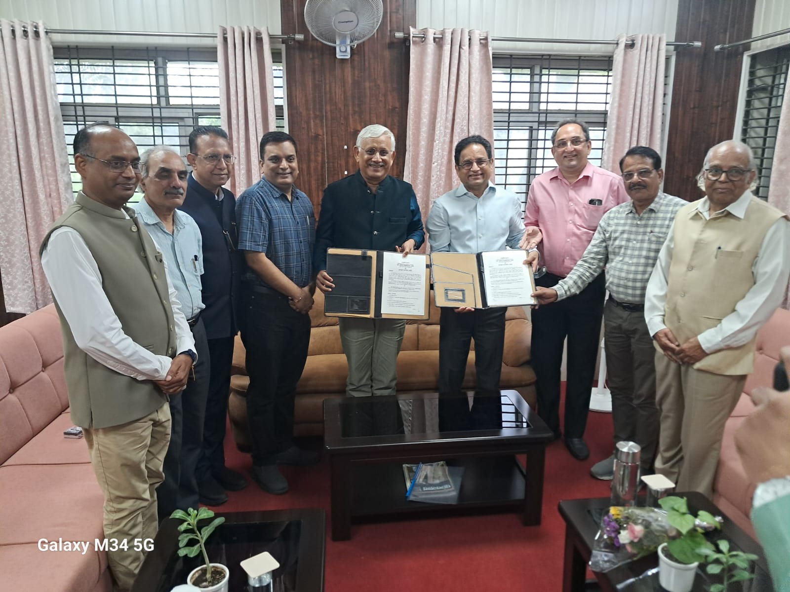 Indore news देवी अहिल्या विश्वविद्यालय-कुन्दकुन्द ज्ञानपीठ के बीच MOU, जैन दर्शन और प्राकृत भाषा में होगा बड़ा काम