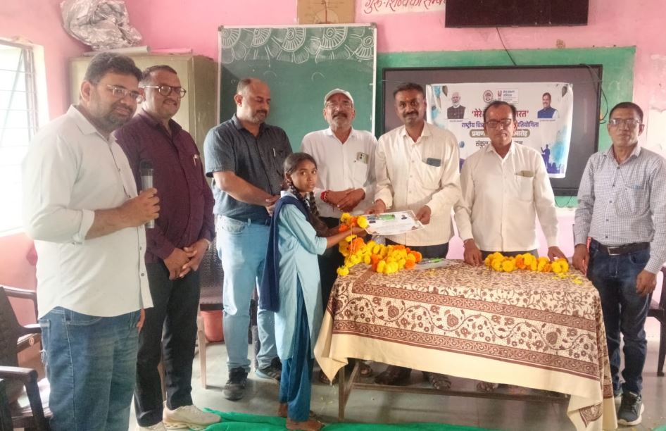 मनावर के कुराड़ाखाल में संकुल स्तरीय चित्रकला और भाषण प्रतियोगिता आयोजित