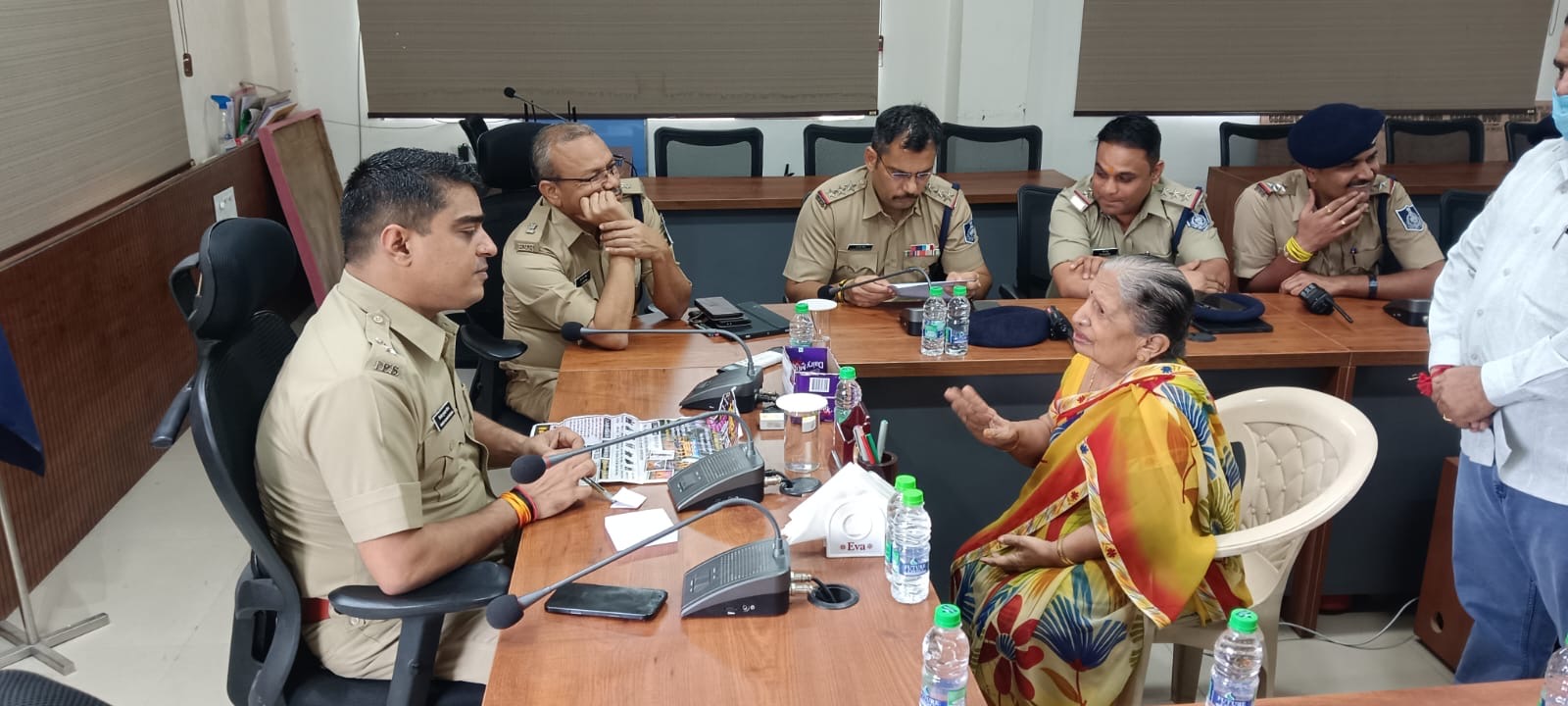 मंदसौर में SP के सामने पहुंचे 32 फरियादी, विनोद कुमार मीणा ने अधिकारियों को दिए ये निर्देश