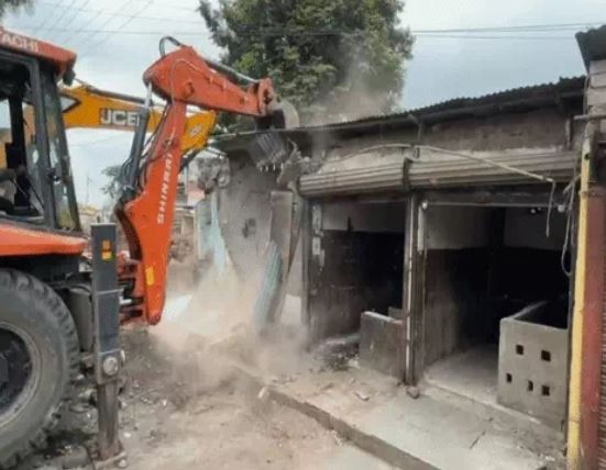 इंदौर में रोड चौड़ीकरण के लिए निगम की बड़ी कार्रवाई, मूसाखेड़ी में 17 दुकानें हटाईं; बाणगंगा में 7 मकानों के हिस्से तोड़े