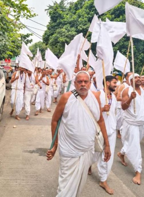 इंदौर में जैन समाज की भव्य शोभायात्रा, हजारों शिविरार्थियों ने अनुशासन और भक्ति का दिया संदेश
