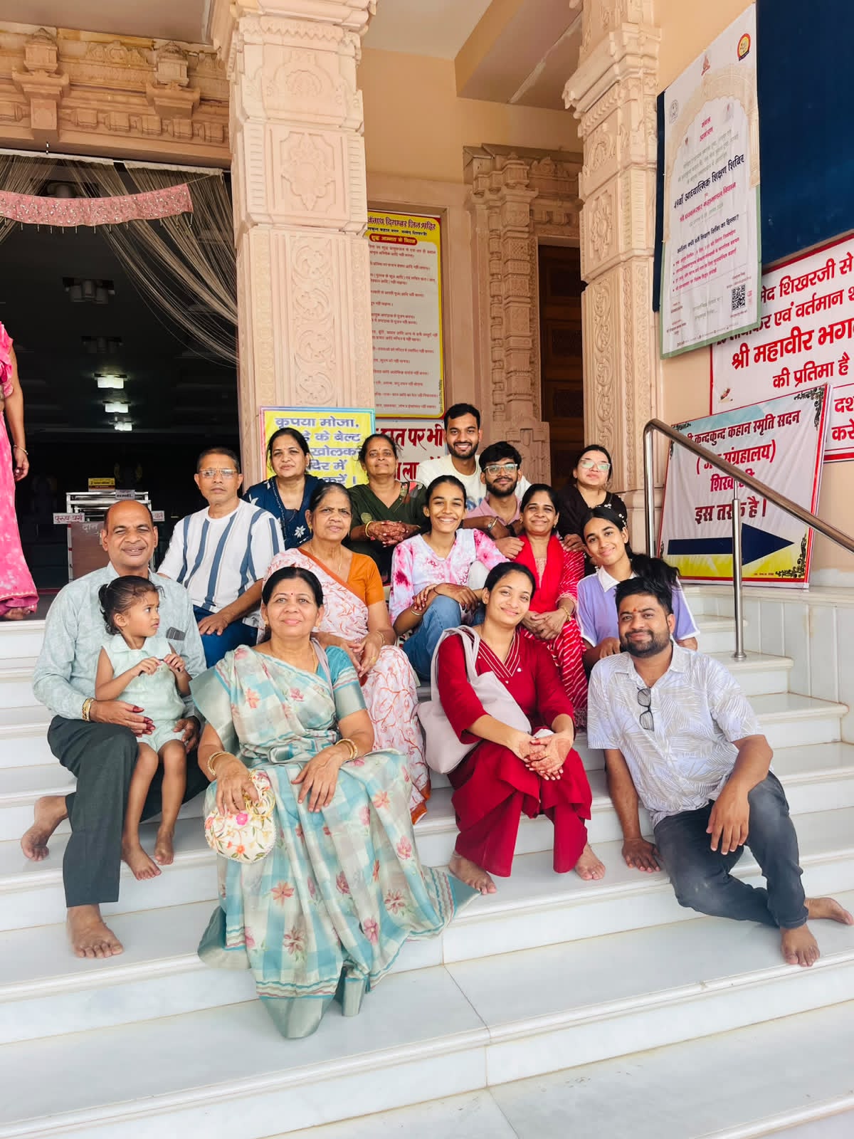 इंदौर का 21 सदस्यीय श्रद्धालु दल सम्मेद शिखर की तीर्थयात्रा कर लौटा