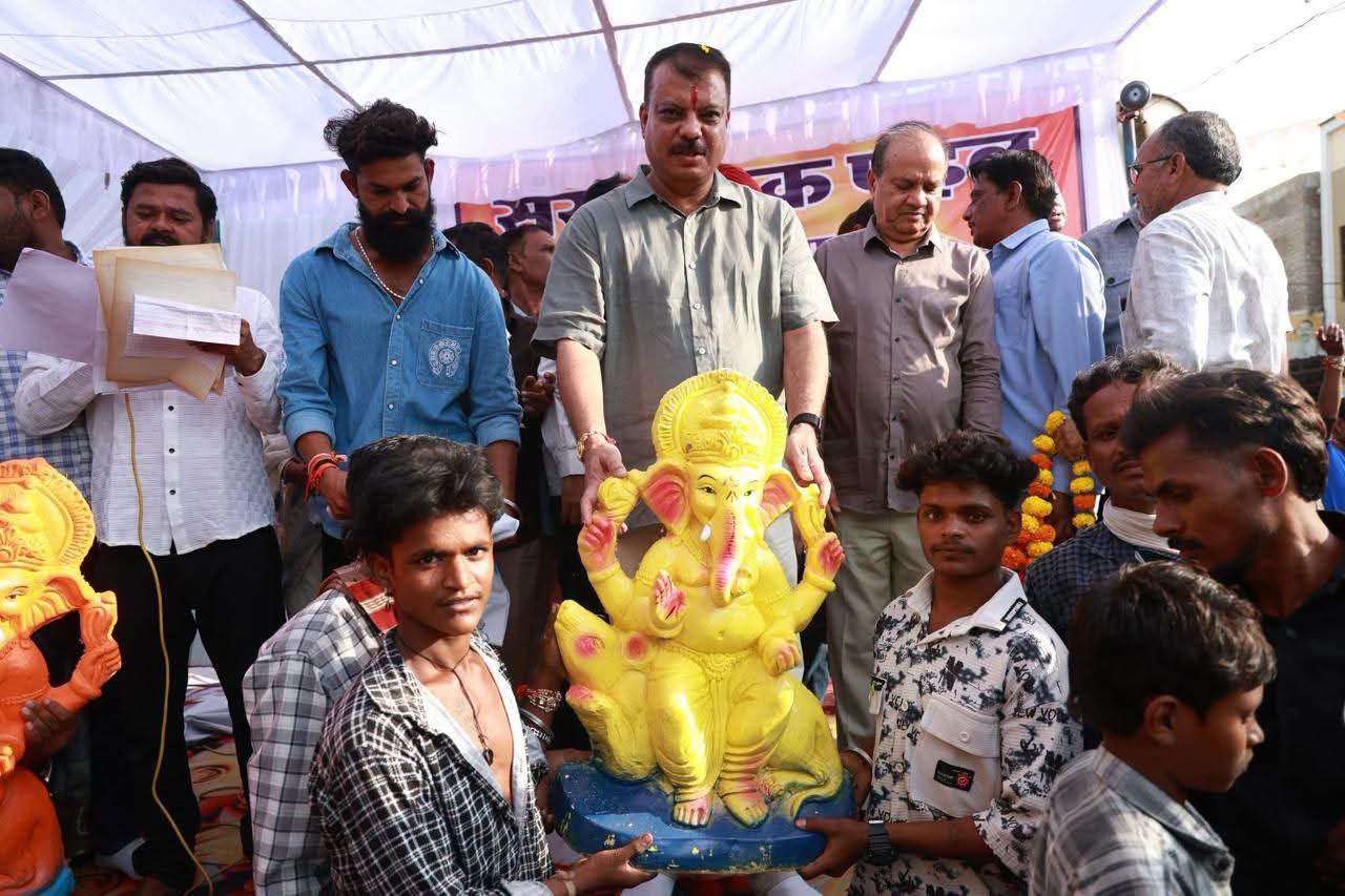 गंधवानी विधानसभा क्षेत्र में गणेश प्रतिमाओं का वितरण, उमंग सिंघार ने ग्रामीणों से किया संवाद