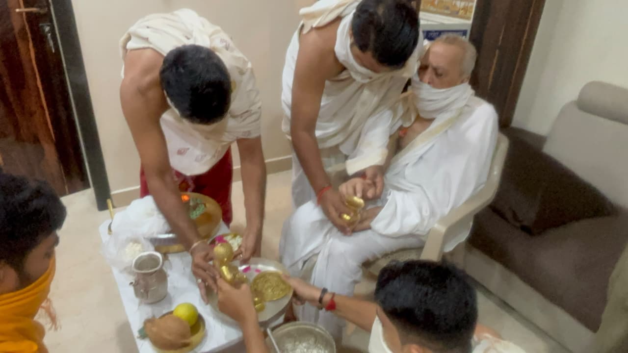 पर्युषण महापर्व में भक्ति की अनूठी पहल, घर-घर पहुंचकर कराई जा रही प्रभु आराधना