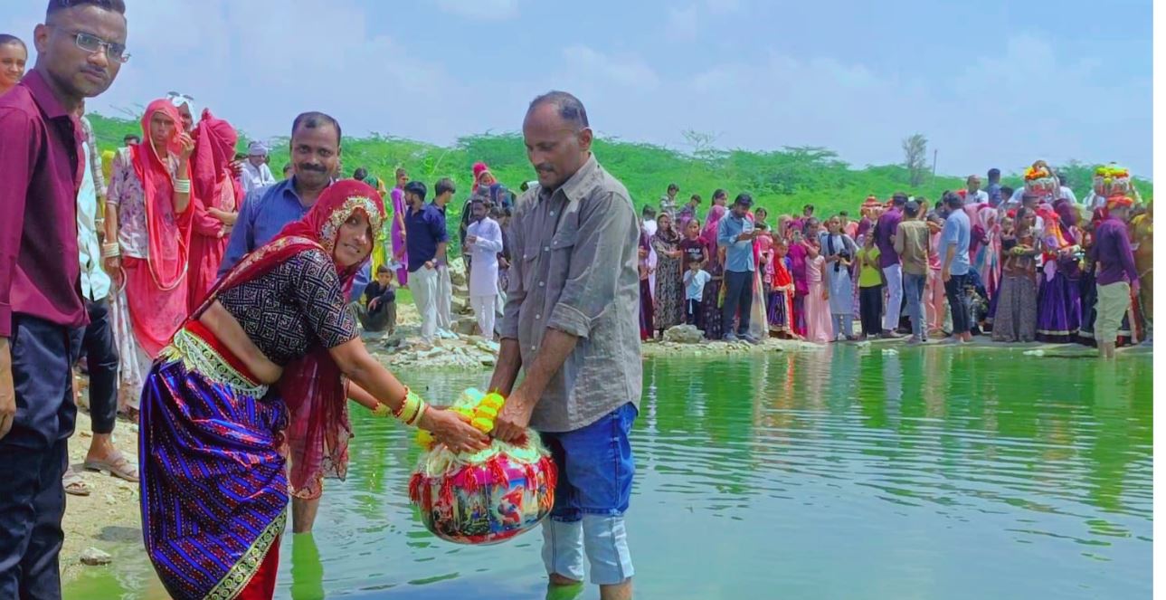 भीनमाल में सोलंकी परिवार ने निभाई ‘समंदर हिलोरा’ रस्म, लोकगीतों के साथ तालाब पहुंचे भाई-बहन