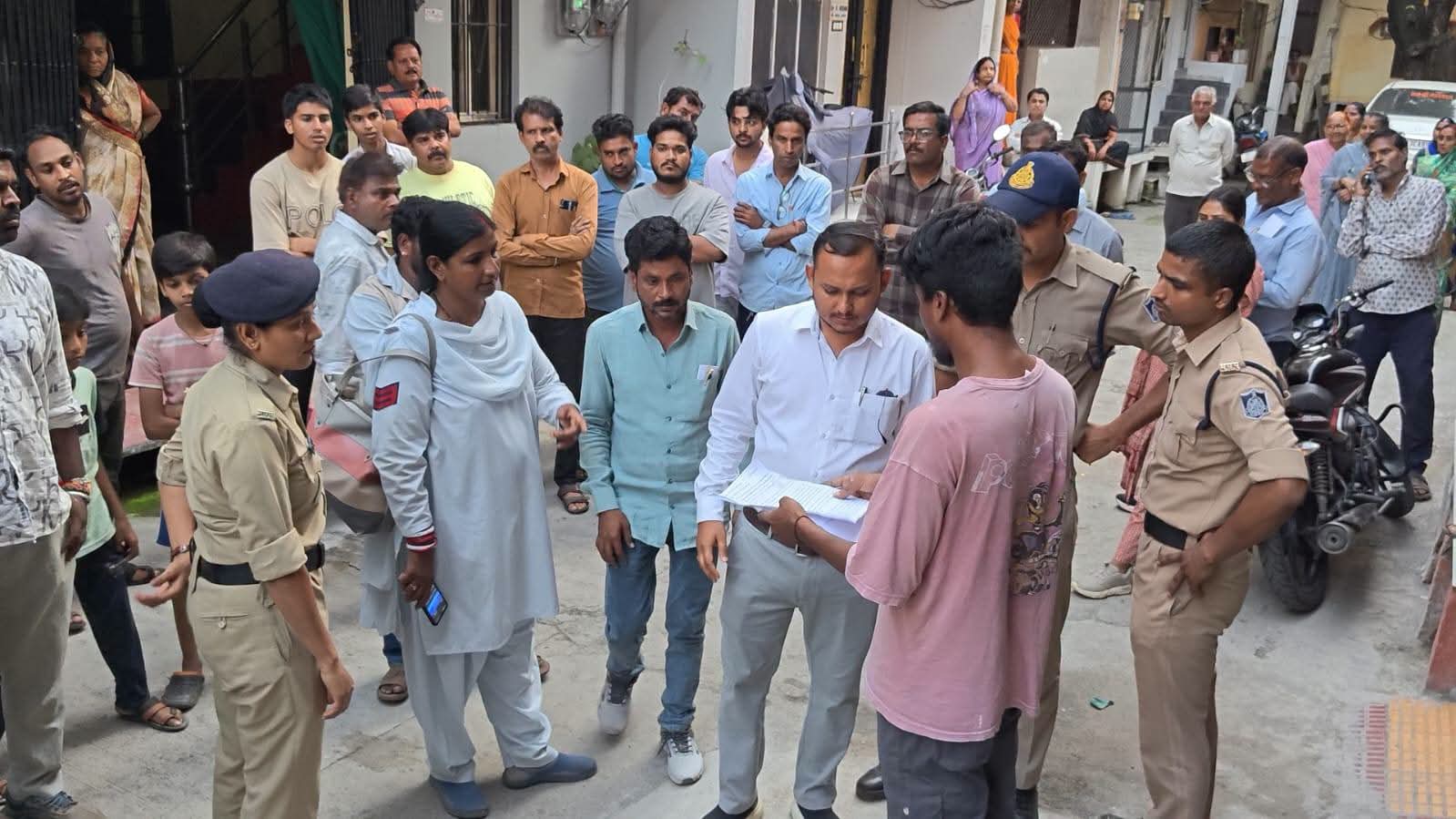 Nagda News: श्रीराम कॉलोनी में नाली पर बने रैंप को हटाने पहुंची नपा, JCB के सामने बच्चे के साथ बैठी महिला; आत्महत्या की दी चेतावनी