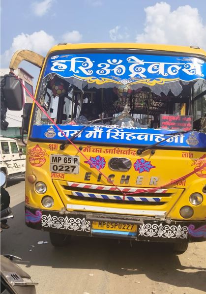 तेज रफ्तार बस की चपेट में आया पैदल युवक, हालत गंभीर