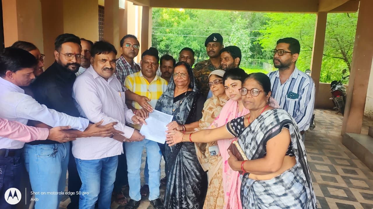 लिपिक कर्मचारियों ने मुख्यमंत्री के नाम सौंपा दो सूत्रीय ज्ञापन