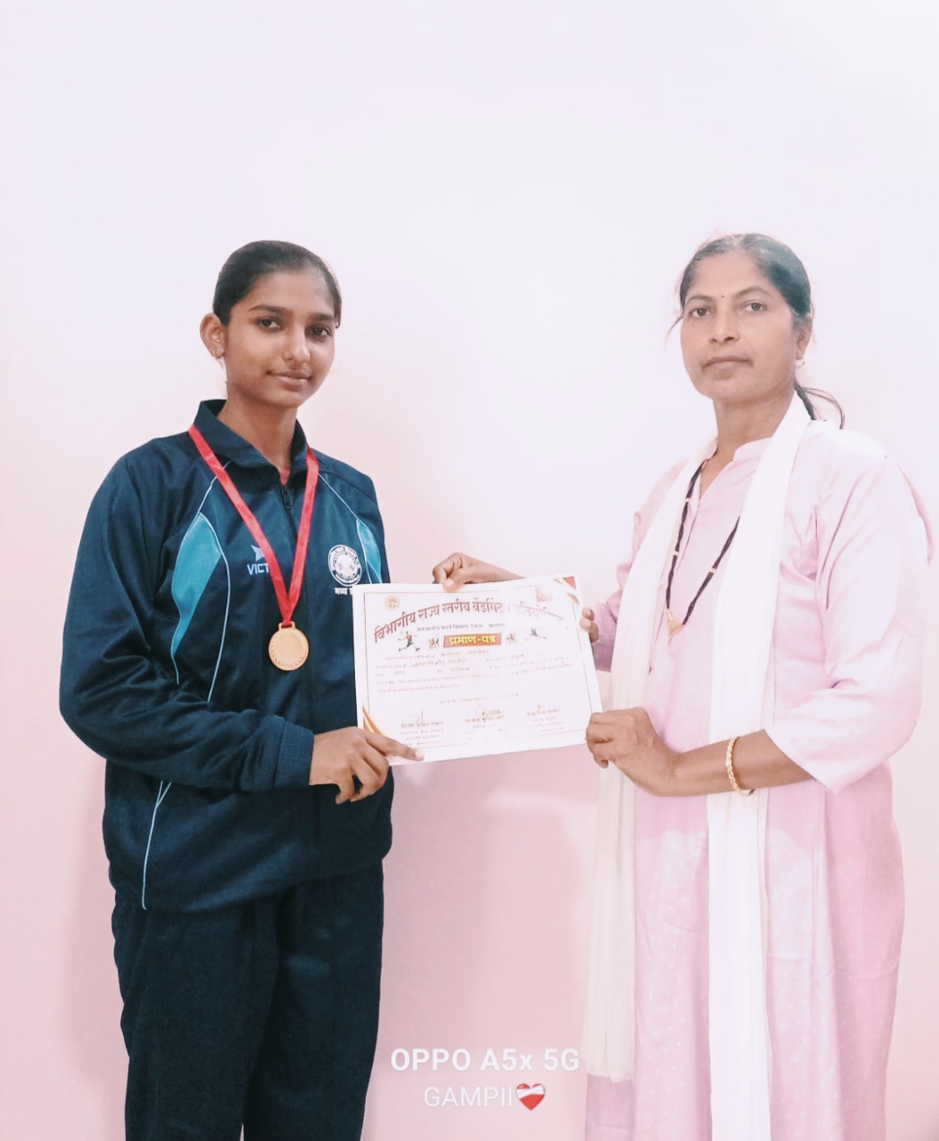 Dhar की बेटी तनिष्का सक्सेना ने राज्य स्तरीय बैडमिंटन प्रतियोगिता में जीता गोल्ड मेडल