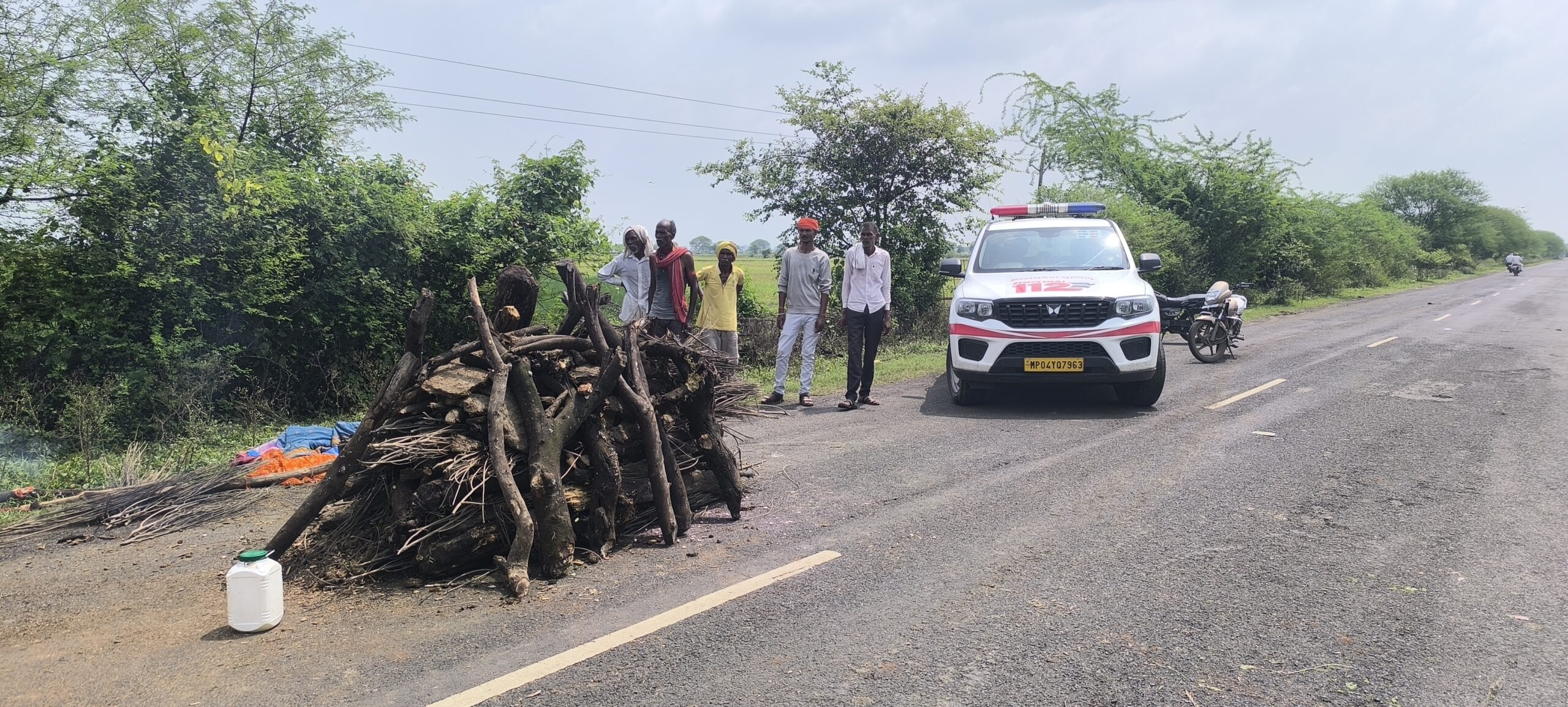 श्मशान घाट का रास्ता दलदल में बदला, बम्होरी-बटेरा मुख्य मार्ग पर रखनी पड़ी अर्थी
