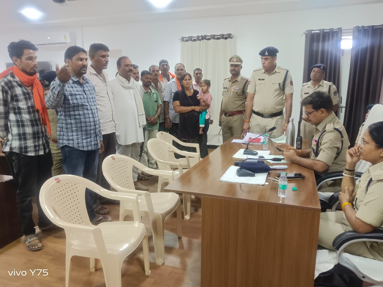 नीमच में जनसुनवाई: 74 आवेदकों की शिकायतें सुनीं, 17 सीएम हेल्पलाइन प्रकरणों का निराकरण